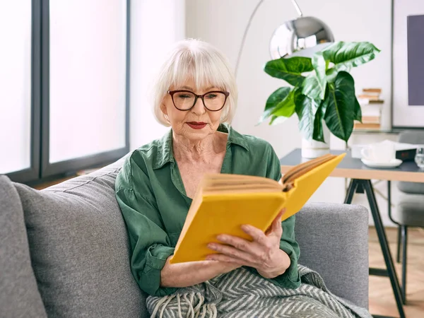 Веселая Пожилая Женщина Сидящая Диване Читающая Дома Книгу Образование Зрелый — стоковое фото