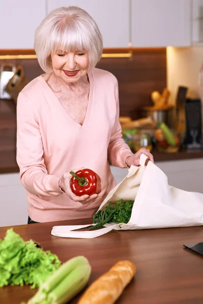 Старшая Веселая Женщина Переупаковывает Продукты Современной Кухне Еда Навыки Образ — стоковое фото