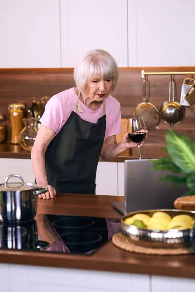 Пожилая Веселая Женщина Готовит Современной Кухне Ноутбуке Еда Образование Образ — стоковое фото