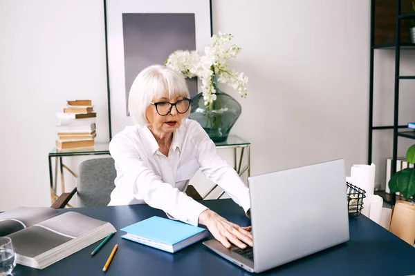 Cansado Sênior Bela Mulher Cabelo Grisalho Blusa Branca Trabalhando Laptop — Fotografia de Stock