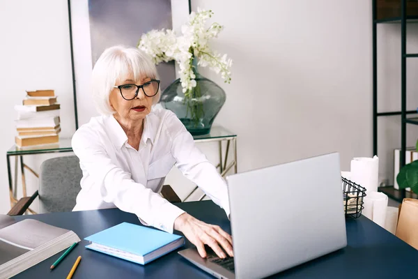 Cansado Sênior Bela Mulher Cabelo Grisalho Blusa Branca Trabalhando Laptop — Fotografia de Stock