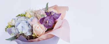 Modern moda çiçek buketi. Tatil, kutlama, çiçekçi konsepti.