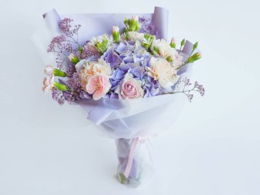 Modern moda çiçek buketi. Tatil, kutlama, çiçekçi konsepti.