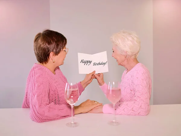 Две Зрелые Женщины Пьют Вино Дают Открытку Дружба Праздники Любовь — стоковое фото