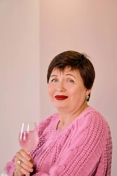 Allegra Donna Matura Maglione Rosa Bere Vino Rosato Sorridente Autosufficienza — Foto Stock