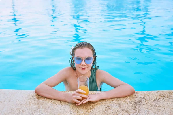 Schöne Frau Beim Chillen Pool Sommer Erholung Reisekonzept — Stockfoto