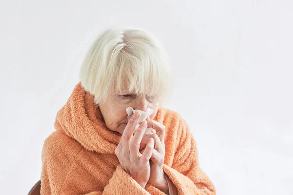 Старшая Больная Женщина Замерзает Дома Здравоохранение Кризис Старость — стоковое фото