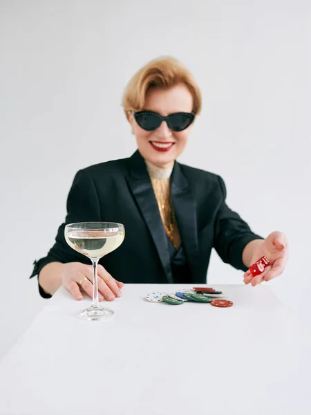 Reife Stylische Frau Schwarzem Smoking Und Sonnenbrille Die Glücklich Ist — Stockfoto