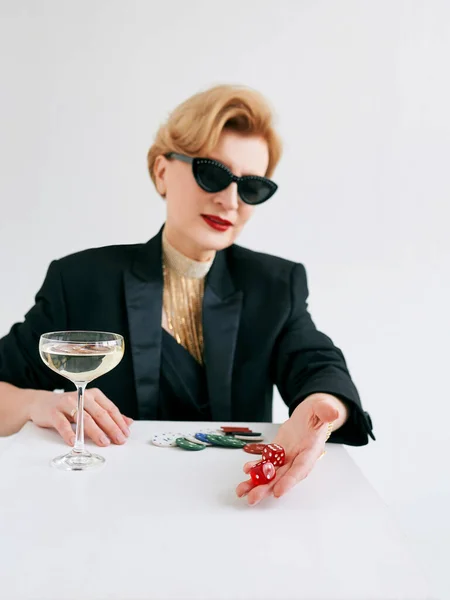 Reife Stylische Frau Schwarzen Smoking Und Sonnenbrille Mit Würfeln Casino — Stockfoto