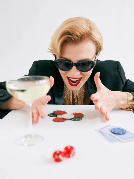 Reife Stylische Frau Schwarzem Smoking Und Sonnenbrille Die Glücklich Ist — Stockfoto