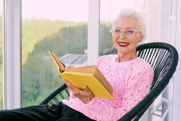 Senior Mujer Elegante Sentado Terraza Libro Lectura Educación Concepto Hobby — Foto de Stock