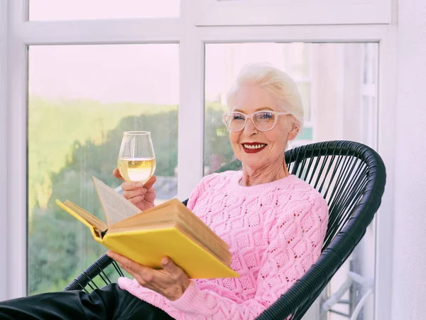 Старомодная Пожилая Стильная Женщина Сидящая Террасе Бокалом Книги Чтения Белого — стоковое фото
