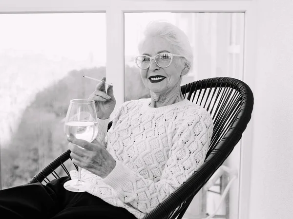 Ancienne Femme Élégante Âgée Assise Sur Terrasse Fumant Cigarette Avec — Photo