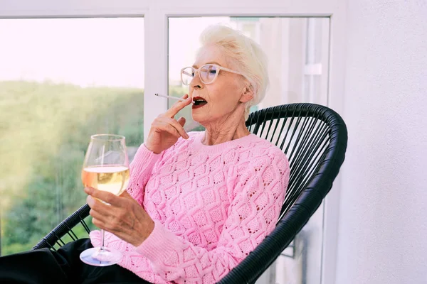 Antigua Mujer Elegante Senior Moda Sentado Terraza Fumar Cigarrillo Con — Foto de Stock
