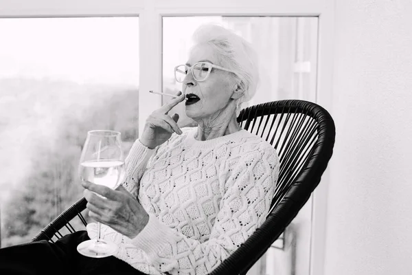 Donna Anziana Elegante Vecchio Stile Seduto Sulla Terrazza Fumare Sigarette — Foto Stock