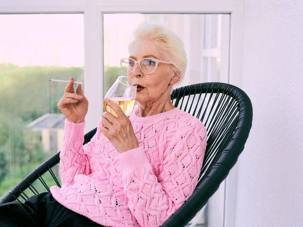 Старомодная Пожилая Стильная Женщина Сидящая Террасе Курящая Сигарету Бокалом Белого — стоковое фото