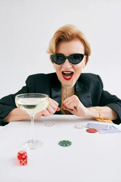 Reife Stylische Frau Schwarzem Smoking Und Sonnenbrille Die Glücklich Ist — Stockfoto