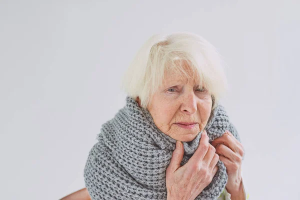 Старшая Больная Женщина Шарфе Ужасно Холодная Дома Здравоохранение Кризис Старость — стоковое фото
