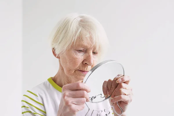 Senior Ledsen Kvinna Ser Sig Själv Spegeln Ålder Tid Hudvård — Stockfoto