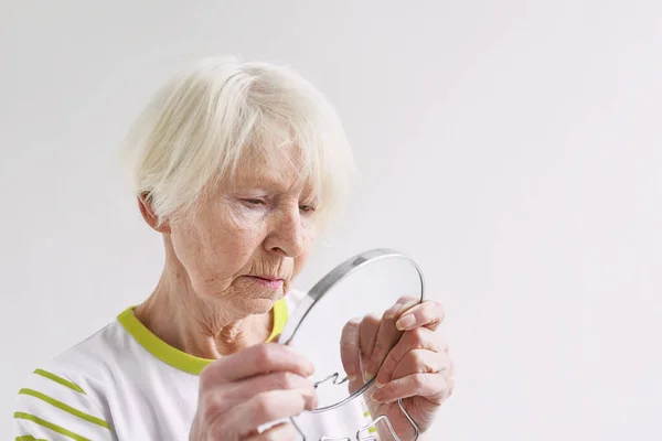 Senior Ledsen Kvinna Ser Sig Själv Spegeln Ålder Tid Hudvård — Stockfoto