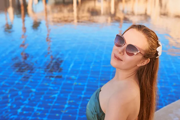 美丽的女人在游泳池边冷了出来 旅行概念 — 图库照片