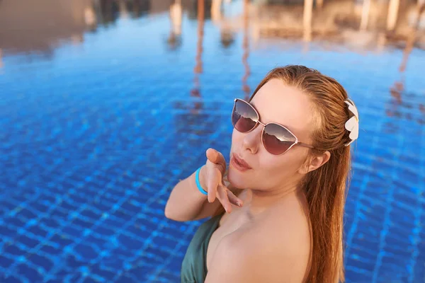 Schöne Frau Beim Chillen Pool Sommer Erholung Reisekonzept — Stockfoto
