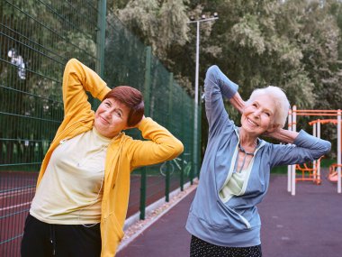 Parkta spor yapan iki olgun kadın. sağlıklı yaşam tarzı kavramı