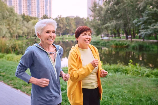 Dos Mujeres Maduras Corriendo Parque Concepto Estilo Vida Saludable —  Fotos de Stock