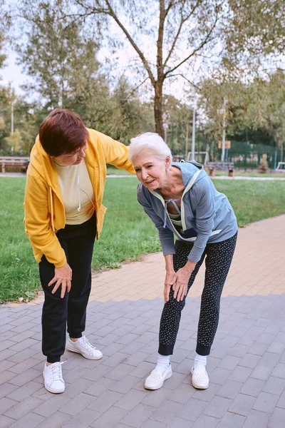 Två Äldre Kvinnor Som Idrottar Parken Hjärtattack — Stockfoto