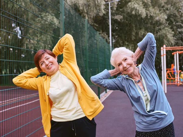 Dos Mujeres Maduras Haciendo Ejercicios Deportivos Parque Concepto Estilo Vida — Foto de Stock