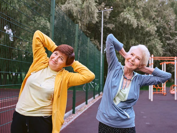 Två Mogna Kvinnor Som Motionerar Parken Hälsosam Livsstil Koncept — Stockfoto