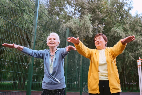 Dos Mujeres Maduras Haciendo Ejercicios Deportivos Parque Concepto Estilo Vida —  Fotos de Stock