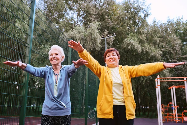 Dos Mujeres Maduras Haciendo Ejercicios Deportivos Parque Concepto Estilo Vida — Foto de Stock
