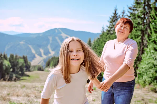 Família Avó Mãe Montanhas Feliz Por Viajar Tempo Lazer Família — Fotografia de Stock