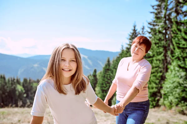 在高山上的家庭祖母和母亲快乐地旅行 休闲家庭时间 夏季概念 — 图库照片