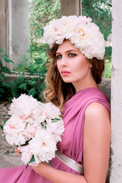 一个头戴白色牡丹花环的高加索美女 春花仙女的概念 — 图库照片
