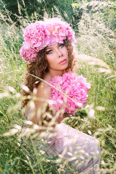 Біла Красива Жінка Вінком Рожевих Півоній Голові Весна Цвіт Концепція — стокове фото