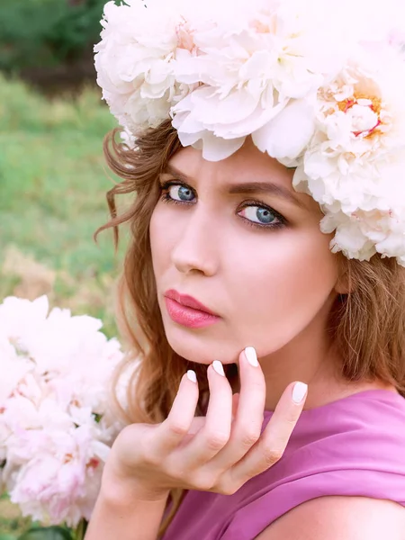 Caucasiana Bela Mulher Com Uma Coroa Peônias Brancas Cabeça Primavera — Fotografia de Stock