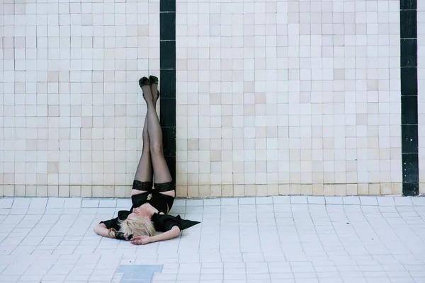 Jong Blond Sensueel Vrouw Zwart Ondergoed Kousen Alleen Lege Zwembad — Stockfoto