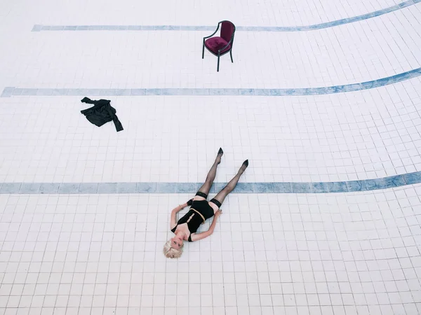 Siyah Çamaşırlı Çoraplı Genç Sarışın Kadın Boş Yüzme Havuzunda Yalnız — Stok fotoğraf