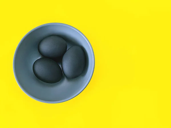Zwarte Eieren Gele Achtergrond Pasen Diversiteit Geometrisch Voedselconcept — Stockfoto