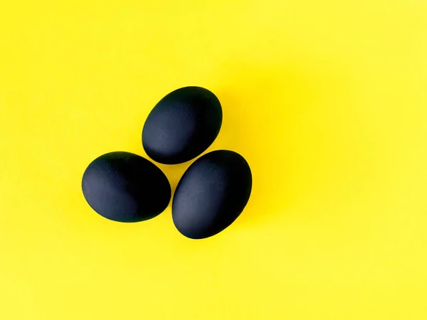 Zwarte Eieren Gele Violette Achtergrond Pasen Diversiteit Geometrisch Patroon Voedselconcept — Stockfoto