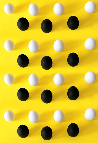 Huevos Blancos Negros Sobre Fondo Amarillo — Foto de Stock