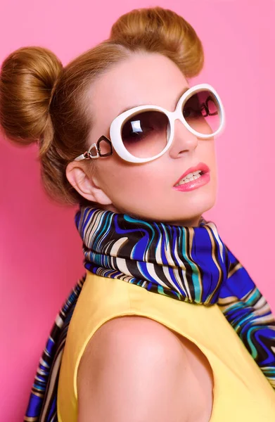 Portret Uroczej Blondynki Okularach Przeciwsłonecznych Niebieskiej Chusteczce Różowym Tle — Zdjęcie stockowe
