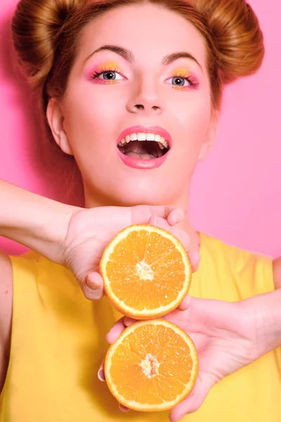 Портрет Стильной Молодой Блондинки Апельсинами Розовом Фоне — стоковое фото