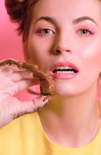 Portret Van Leuke Aantrekkelijke Blonde Jonge Vrouw Met Chocolade Snoep — Stockfoto