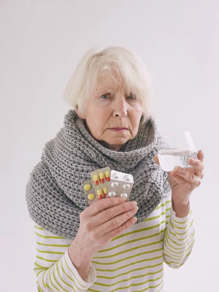Старшая Больная Женщина Стаканом Воды Кожурой Шарфе Замерзает Белом Фоне — стоковое фото