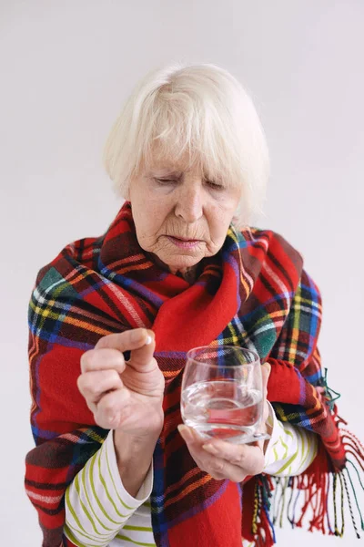 Старшая Женщина Тартановой Клетке Таблетками Стаканом Воды Здравоохранение Зрелый Возраст — стоковое фото