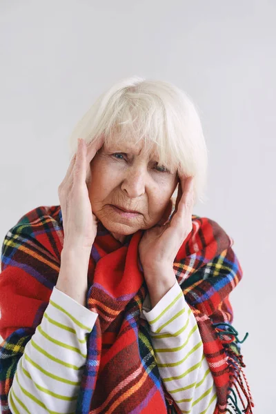 Старшая Женщина Головной Болью Клетке Здравоохранение Зрелый Возраст Болезнь — стоковое фото