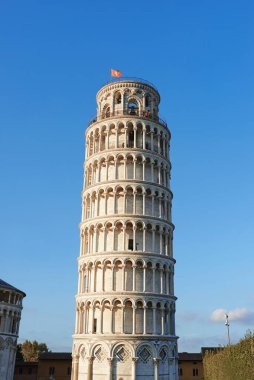 PISA, ITALY - 15 Ekim 2021: Mavi gökyüzü arka planında Pisa kulesi eğik